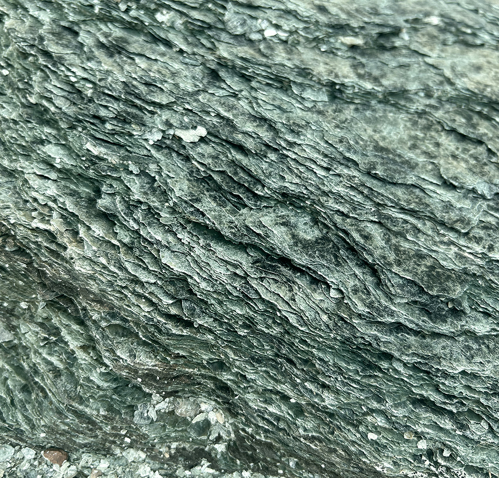 Serpentinite · la colorazione ispirata alle rocce del Monviso
